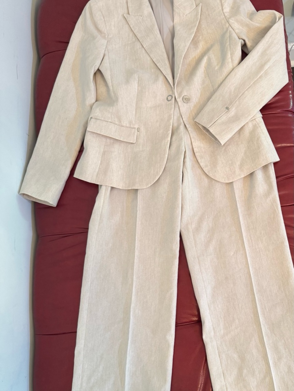 ELIE TAHARI – Linen Blend Suit
Size: 2
Color: Soft Beige / Neutral